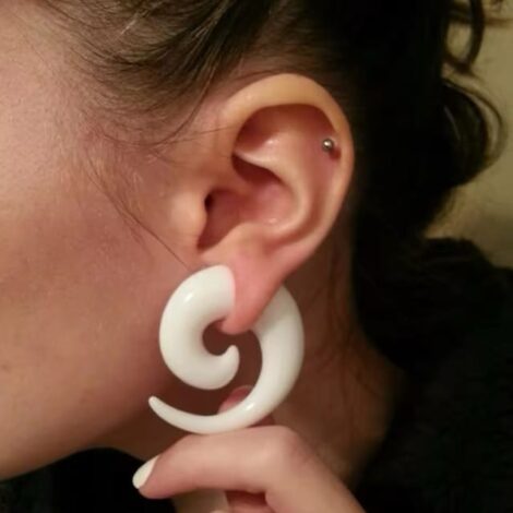 Acrylic Spiral Taper Plug Pairs in Black or White to 24mm - Image 2
